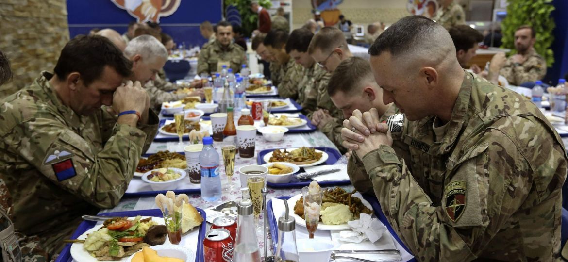 FILE U.S. TROOPS THANKSGIVING MEAL