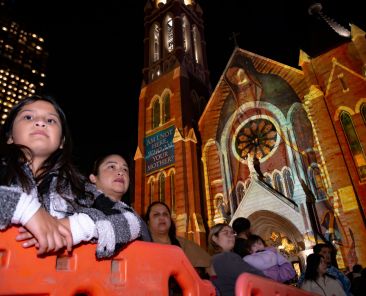 Feligreses de la Diócesis de Dallas observan las danzas religiosas dentro de la celebración guadalupana el 11 de Diciembre del 2025 en la Catedral Santuario Nacional de Nuestra Señora de Guadalupe.