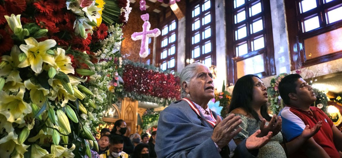 PEOPLE PRAY MEXICO CHURCH