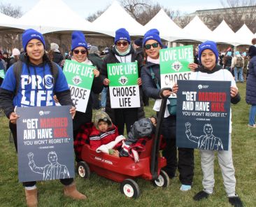 La familia Castaneda Ramirez, de la Diócesis de Candem, viajó desde Ocean City, Nueva Jersey, para levantar su voz y defender el derecho a la vida en la la 53ª Marcha Anual por la Vida en Washington el 23 de enero de 2026. (Foto OSV News/Marietha Góngora)