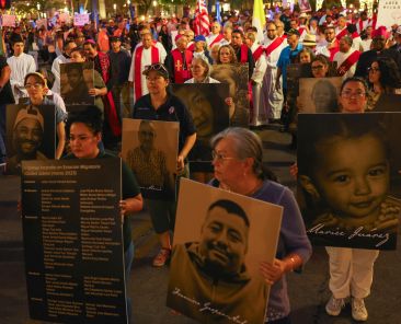 Católicos y otros manifestantes sostienen pancartas con fotografías y nombres de personas que fallecieron en circunstancias relacionadas con la migración, mientras participan en una protesta en El Paso, Texas, el 24 de marzo de 2026, en contra de las deportaciones masivas y las políticas migratorias de la administración Trump. Se puede ver al obispo Mark J. Seitz de El Paso --situado al centro y portando un solideo episcopal-- participando en la protesta. (Foto OSV News/Jose Luis Gonzalez)