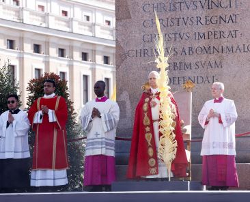 El Papa León XIV sostiene una rama de palma mientras celebra la Misa del Domingo de Ramos en la Plaza de San Pedro, en el Vaticano, el 29 de marzo de 2026. (Foto OSV News/Remo Casilli, pool vía Reuters)