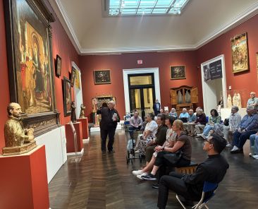 El padre Gregory Schweers de la Escuela Preparatoria Cisterciense en Irving, brindó junto a la educadora Diana Torres, charlas de capacitación a docentes del Museo Meadows de SMU, en el marco de la visita titulada Bodies Celestial, Bodies Terrestrial. (Cortesía Museo Meadows)