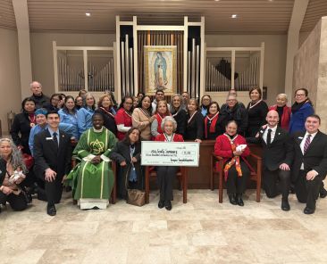 Miembros de Los Grupos Guadalupanos, posan junto al reverendo Vincent Anyama (Izq) y seminaristas de Holy Trinity Seminary, el 1 de febrero de 2026.