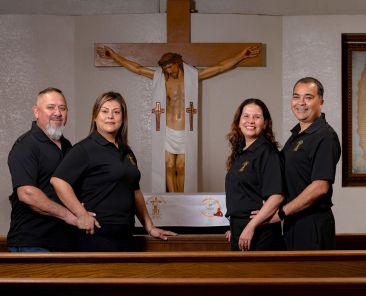 (De izquierda a derecha) Armando y Deisy Martínez, encargados del Comité de Formación, y Alex y Tony Pérez, Coordinadores del grupo “Jornada Familiar”, posan para una fotografía en la capilla del Centro de Cursillos de Dallas, el 5 de Mayo del 2026.