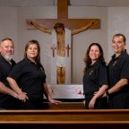 (De izquierda a derecha) Armando y Deisy Martínez, encargados del Comité de Formación, y Alex y Tony Pérez, Coordinadores del grupo “Jornada Familiar”, posan para una fotografía en la capilla del Centro de Cursillos de Dallas, el 5 de Mayo del 2026.