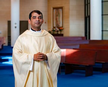 Padre Roshan Fernandes, párroco de la iglesia de Nuestra Señora del Pilar  en la Diócesis de Dallas, el 23 de Marzo del 2026.
