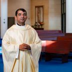 Padre Roshan Fernandes, párroco de la iglesia de Nuestra Señora del Pilar  en la Diócesis de Dallas, el 23 de Marzo del 2026.