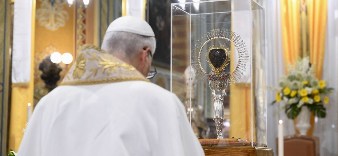 POPE LEO VENERATES MOTHER CABRINI HEART