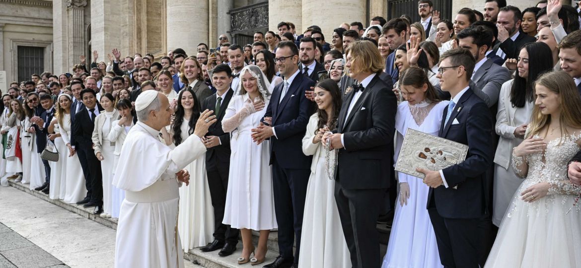 (SPANISH) POPE LEO XIV AND NEWLYWEDS