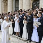 El Papa León XIV saluda a decenas de parejas de recién casados que acudieron a la plaza de San Pedro, en el Vaticano, para recibir su bendición tras la audiencia general del 12 de noviembre de 2025. (Foto CNS/Vatican Media)
