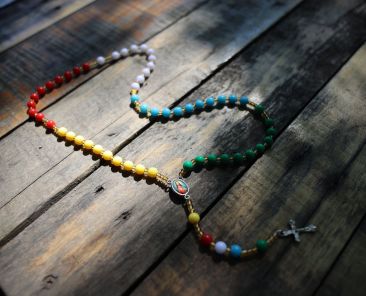 A World Mission Rosary, seen in a file photo, is identified by the color-coded decades that represent the five mission territories of Africa, Oceania, Europe, the Americas and Asia. The World Mission Rosary was designed by Venerable Fulton J. Sheen, who served as national director of the Pontifical Mission Societies. On May 1, 2026, the mission organization issued a call for rosaries, asking individuals and groups to make and donate 1,000 or more rosaries to reach of goal of more that 70,000, which will be given to those who attend the beatification of Archbishop Sheen Sept. 24. (OSV News/Margaret Murray)