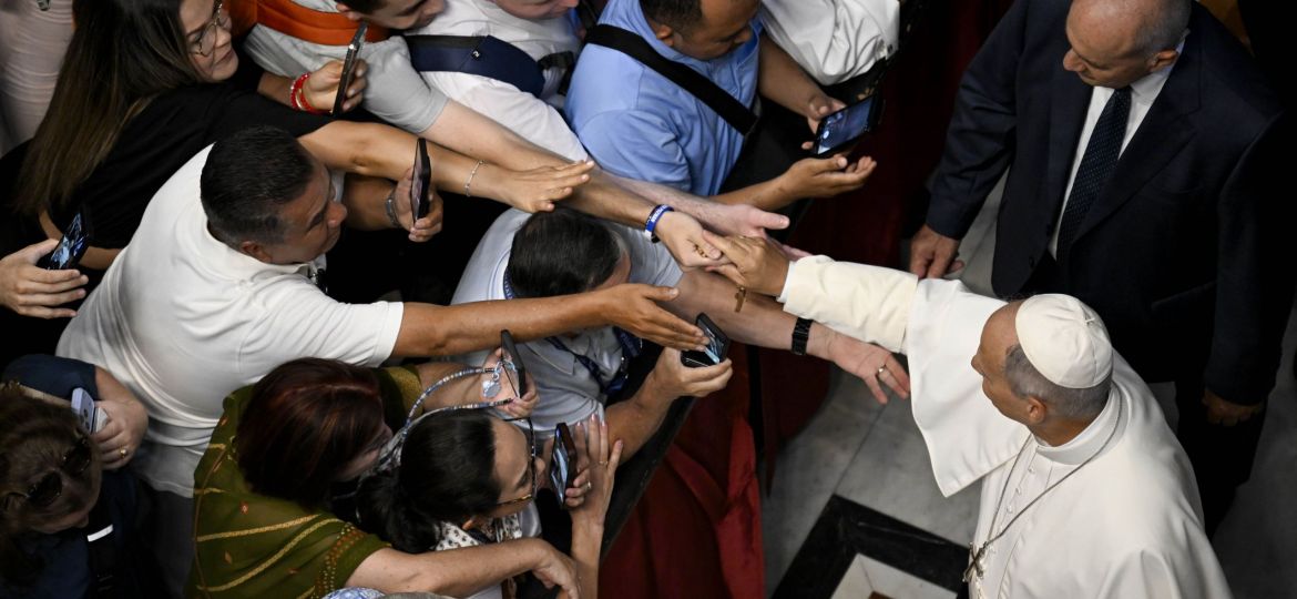 POPE HOLDS GENERAL AUDIENCE IN BASILICA 0805