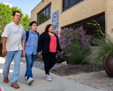 Joel Hernandez (Padre), María Guadalupe García González (Madre), Daniel de Jesus Garcia Gonzalez (Hijo)… Escuela Católica de San Bernardo en la Diócesis de Dallas, el 25 de Julio del 2026.