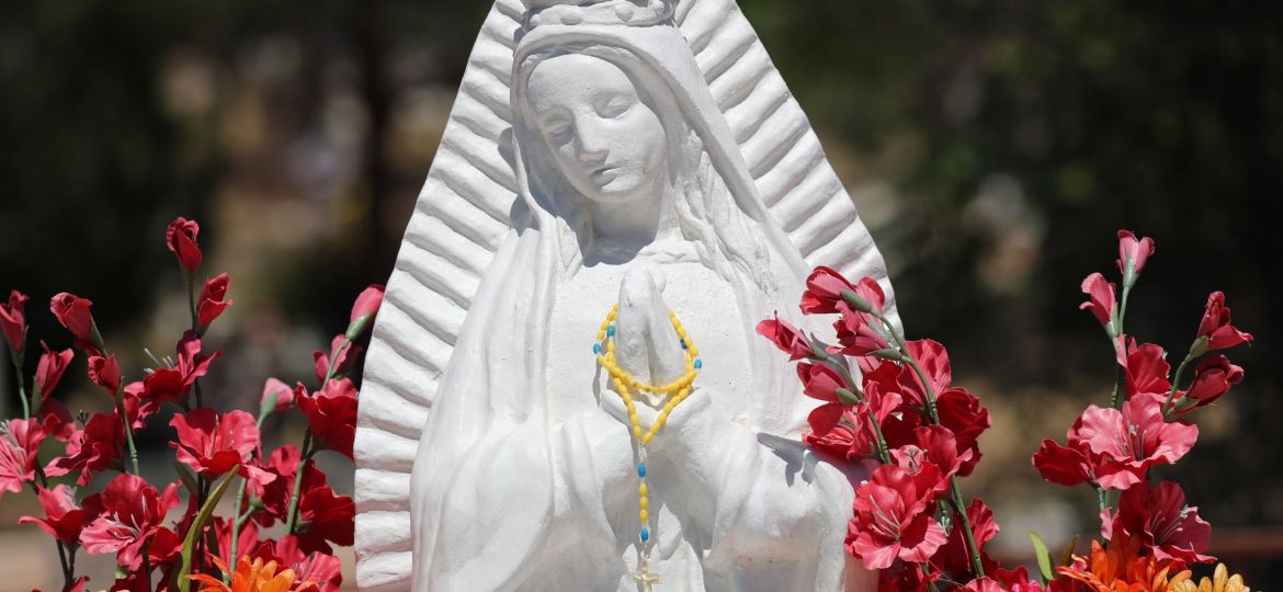 STATUE OF MARY WITH CROWN