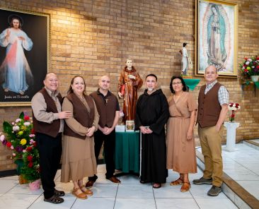 (Izq. a Der.) Raquel y José Ocaña, Cesar Rodarte, Pbro. Ángel Ríos, Alicia Contreras e Igor Almario, integrantes de la Orden Franciscana Seglar en Nuestra Señora de Lourdes en la Diócesis de Dallas, el 1 de Septiembre del 2026.