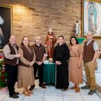 (Izq. a Der.) Raquel y José Ocaña, Cesar Rodarte, Pbro. Ángel Ríos, Alicia Contreras e Igor Almario, integrantes de la Orden Franciscana Seglar en Nuestra Señora de Lourdes en la Diócesis de Dallas, el 1 de Septiembre del 2026.