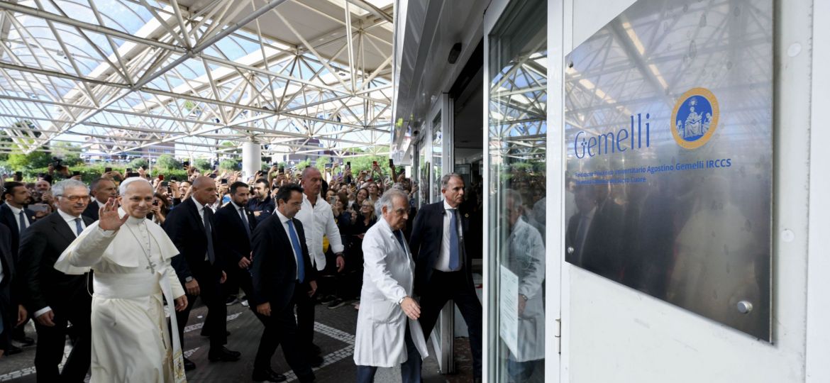 POPE LEO ARRIVES LUNG SURGERY GEMELLI HOSPITAL ROME