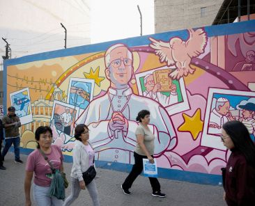 Unas personas pasan frente a un mural dedicado al Papa León XIV en Chiclayo, Perú, el 2 de septiembre de 2026, en vísperas de su visita a Perú, programada para noviembre. El Papa León tenía previsto viajar en noviembre a Perú, Argentina y Uruguay; sin embargo, tras la cirugía a la que se sometió el 13 de octubre --en la cual los médicos le extirparon la parte inferior del pulmón derecho para tratar un tumor canceroso-- la realización del viaje ha quedado en suspenso. (Foto OSV News/Angela Ponce, Reuters)