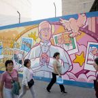 Unas personas pasan frente a un mural dedicado al Papa León XIV en Chiclayo, Perú, el 2 de septiembre de 2026, en vísperas de su visita a Perú, programada para noviembre. El Papa León tenía previsto viajar en noviembre a Perú, Argentina y Uruguay; sin embargo, tras la cirugía a la que se sometió el 13 de octubre --en la cual los médicos le extirparon la parte inferior del pulmón derecho para tratar un tumor canceroso-- la realización del viaje ha quedado en suspenso. (Foto OSV News/Angela Ponce, Reuters)