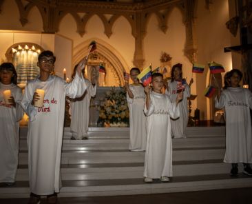 Pie de foto: Un grupo de niños pertenecientes al ministerio de los Embajadores de Aránzazu, participan de la tradicional ‘Bajada’ de la Virgen de Aránzazu en la Catedral Santuario Nacional de Nuestra Señora de Guadalupe, el 3 de octubre de 2026. La ‘bajada’ de la Virgen de Aránzazu viene celebrándose desde 2024 en la Catedral de Dallas. (Foto: Cortesía Mariangel Parra)