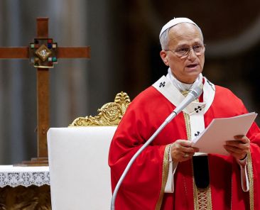 El Papa León XIV celebra una Misa para marcar el inicio del año académico en las Universidades Pontificias en la Basílica de San Pedro, en el Vaticano, el 8 de octubre de 2026. Tras la oración del Ángelus del 11 de octubre, anunció que se sometería a una cirugía para extirpar un nódulo en el pulmón. (Foto OSV News/Remo Casilli, Reuters)