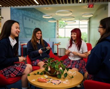 Alumnas de la Academia Ursulina en Dallas, que integran el Club del Rosario en ese plantel, conversan durante un receso de clases. Cortesia